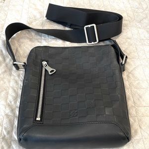 Louis Vuitton Discovery Messenger